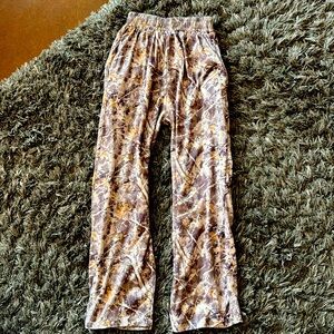 Girls size 11 / 12 camo pants NWOT